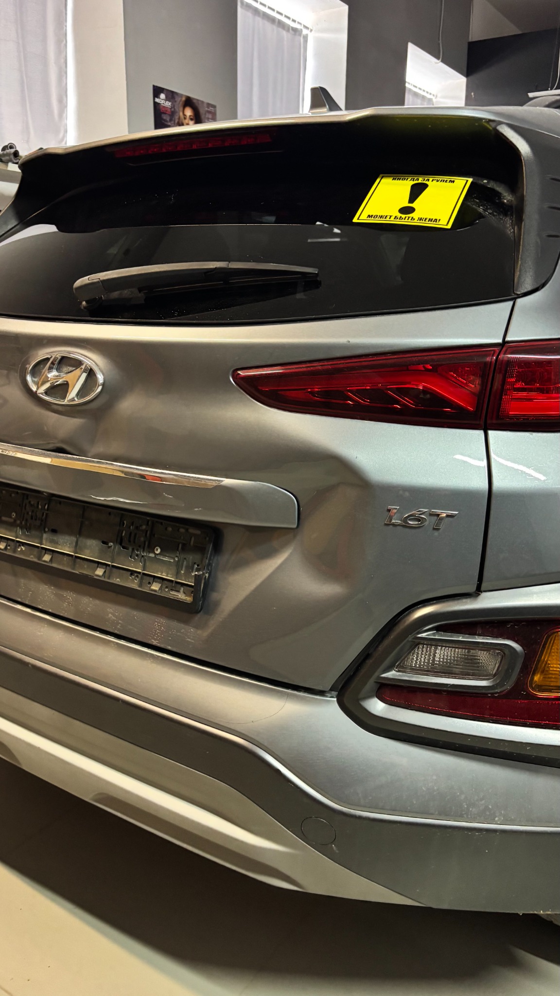 Hyundai Kona до ремонта: деформации крышки багажника